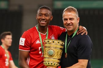 Doublesieger: David Alaba (l) und Bayern-Coach Hansi Flick.
