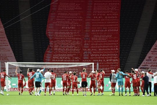 Der FC Bayern München feierte vor der leeren Kurve im Berliner Olympiastadion.