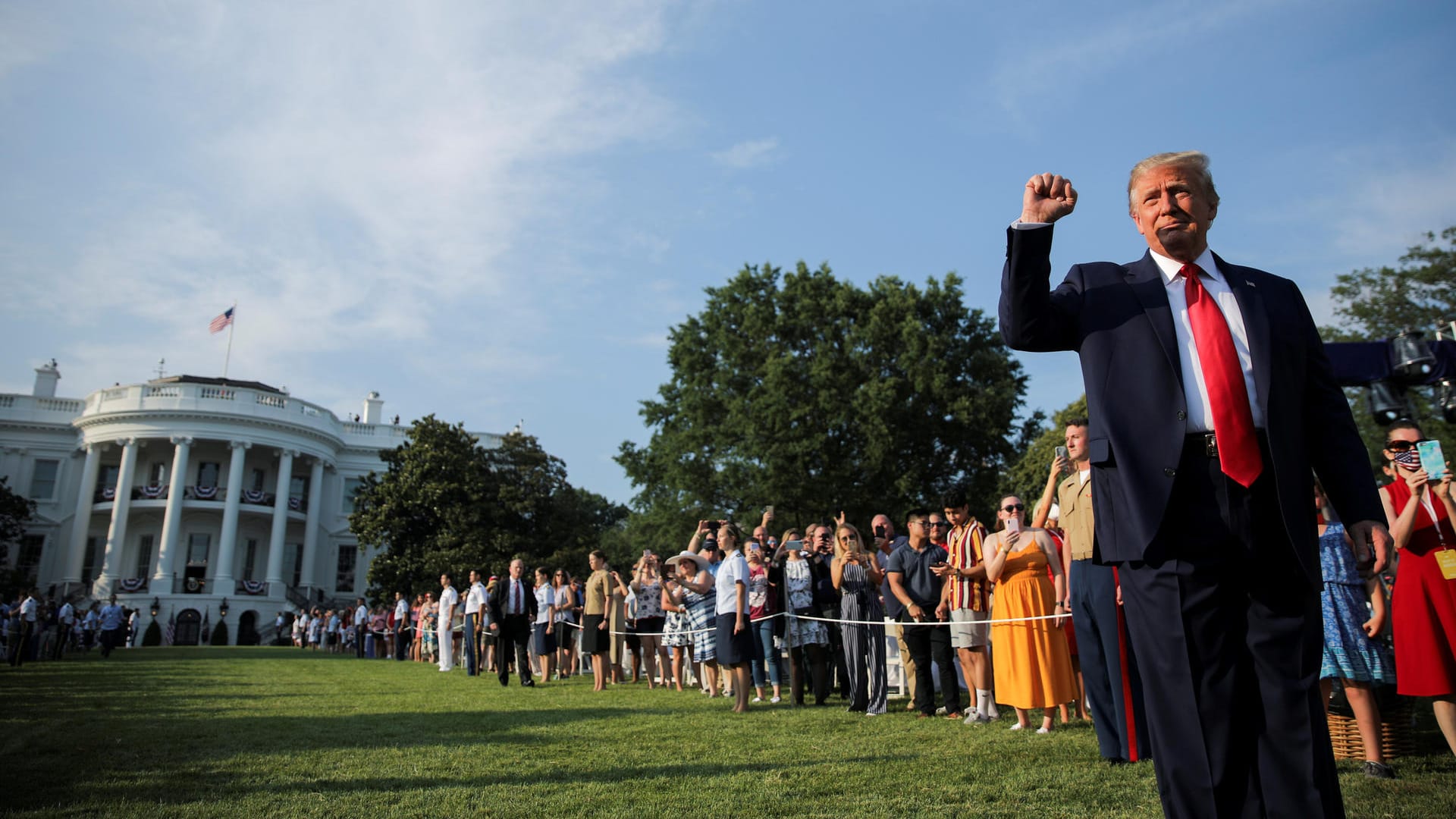 Donald Trump vor dem Weißen Haus: Weder er noch seine Gäste trugen einen Mundschutz.