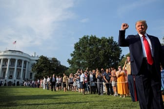 Donald Trump vor dem Weißen Haus: Weder er noch seine Gäste trugen einen Mundschutz.