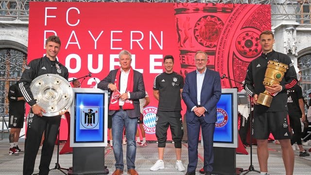 Am Sonntagnachmittag lachten die Dauergewinner des FC Bayern nach einer kurzen Nacht im Münchner Rathaus. Am Sonntagnachmittag lachten die Dauergewinner des FC Bayern nach einer kurzen Nacht im Münchner Rathaus.