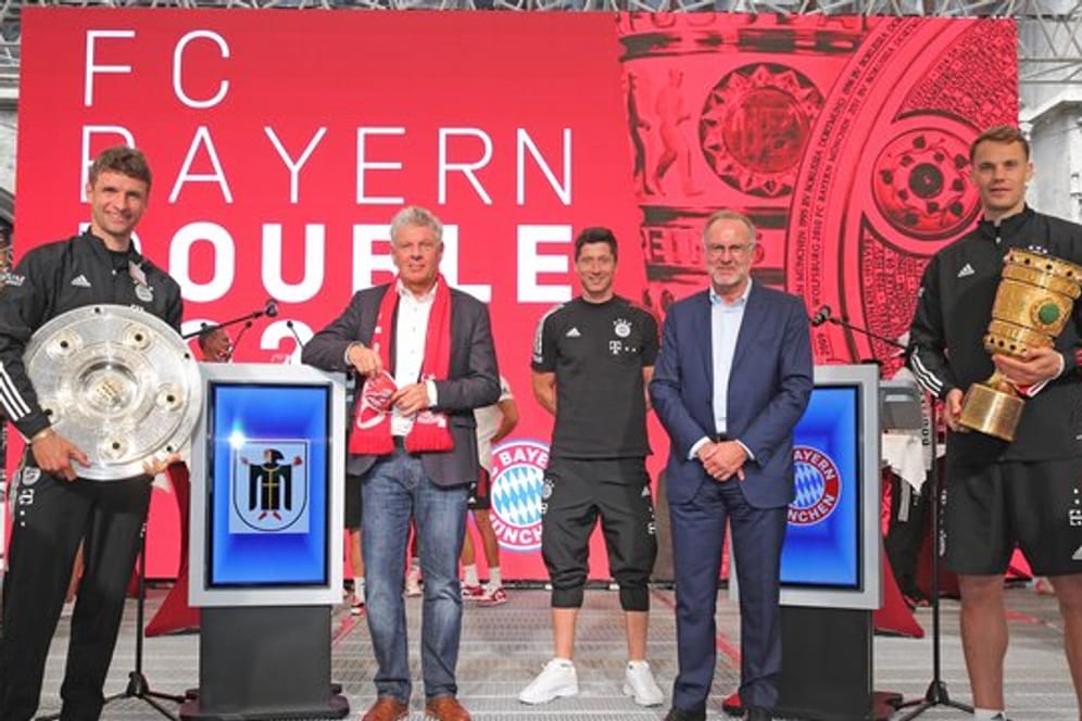 Am Sonntagnachmittag lachten die Dauergewinner des FC Bayern nach einer kurzen Nacht im Münchner Rathaus.
