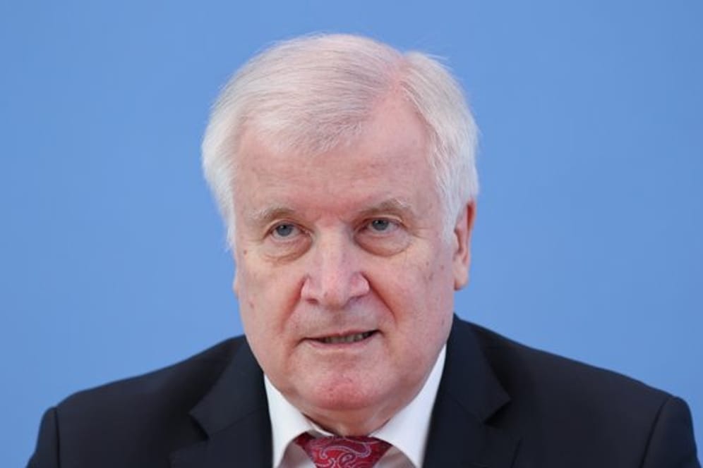 Bundesinnenminister Horst Seehofer will die bayerischen Pläne für kostenfreie Corona-Tests bundesweit umsetzen.