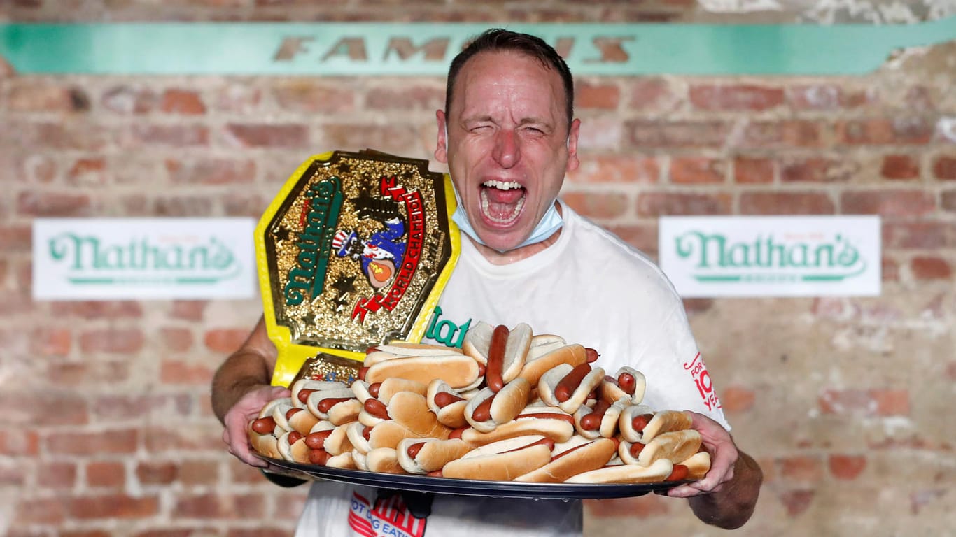 Joey Chestnut mit einem Tablett voller Hotdogs: Der Würstchen-König hat seinen eigenen Rekord im Hotdog-Wettessen eingestellt.