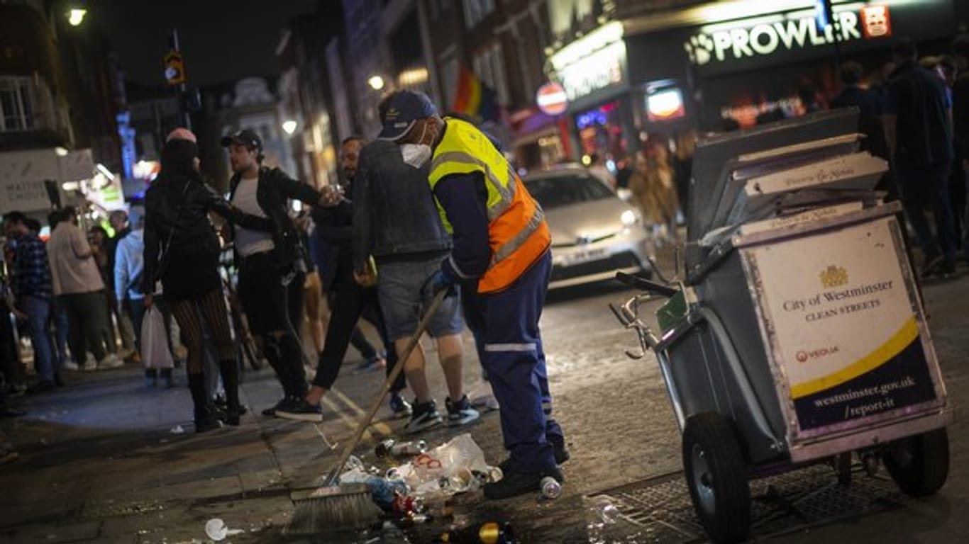 Ein Straßenreiniger im Londoner Ausgehviertel Soho.