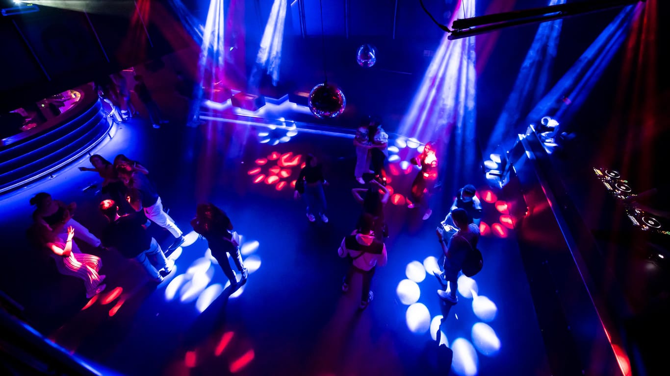 Party mit Abstand in einem Club in Zürich: Aufgrund der Corona-Pandemie können pro Saal der Diskothek während einer Nacht nur 300 Personen tanzen