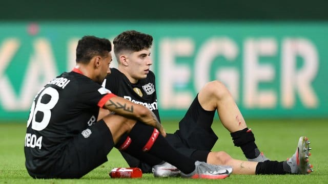 Die Leverkusener Kai Havertz (r) und Karim Bellarabi waren nach dem verlorenen Pokal-Finale frustriert.