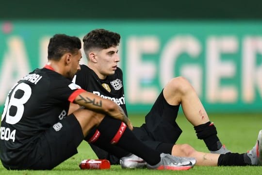 Die Leverkusener Kai Havertz (r) und Karim Bellarabi waren nach dem verlorenen Pokal-Finale frustriert.