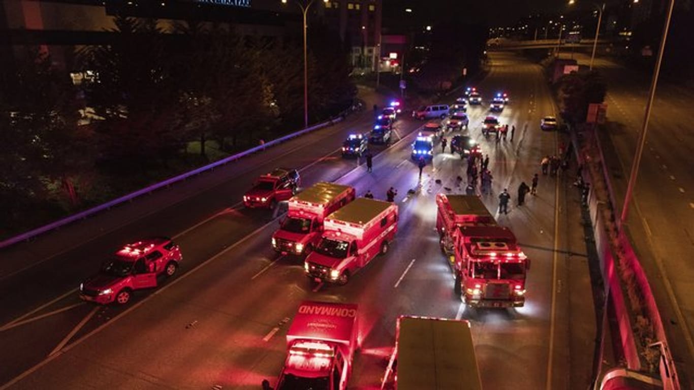 Rettungskräfte auf einer Schnellstraße in Seattle, wo ein Auto zwei Demonstrantinnen überfahren hat.