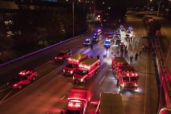Rettungskräfte auf einer Schnellstraße in Seattle, wo ein Auto zwei Demonstrantinnen überfahren hat.