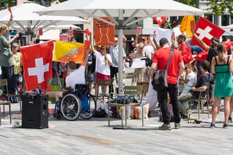 Gegner der Corona-Maßnahmen demonstrieren in Zürich: Die Schweiz hat nach sehr frühen Lockerungen wieder strengere Regeln erlassen.
