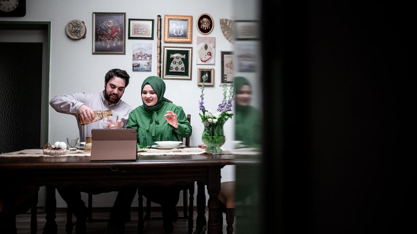 Ramadan in Corona-Zeiten: Statt mit ihren Familien zusammenzusitzen, machen zwei Muslime einen Videoanruf.