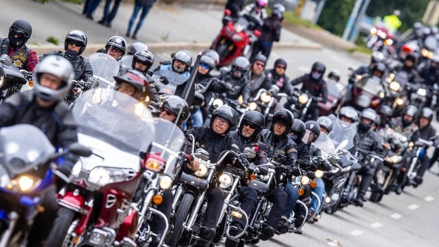 Tausende Motorradfahrer haben - wie hier mit einem Korso durch die Innenstadt von Schwerin - gegen drohende Fahrverbote demonstriert. Tausende Motorradfahrer haben - wie hier mit einem Korso durch die Innenstadt von Schwerin - gegen drohende Fahrverbote demonstriert.