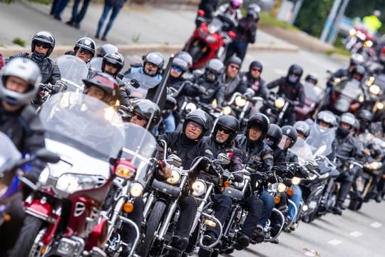Tausende Motorradfahrer haben - wie hier mit einem Korso durch die Innenstadt von Schwerin - gegen drohende Fahrverbote demonstriert.
