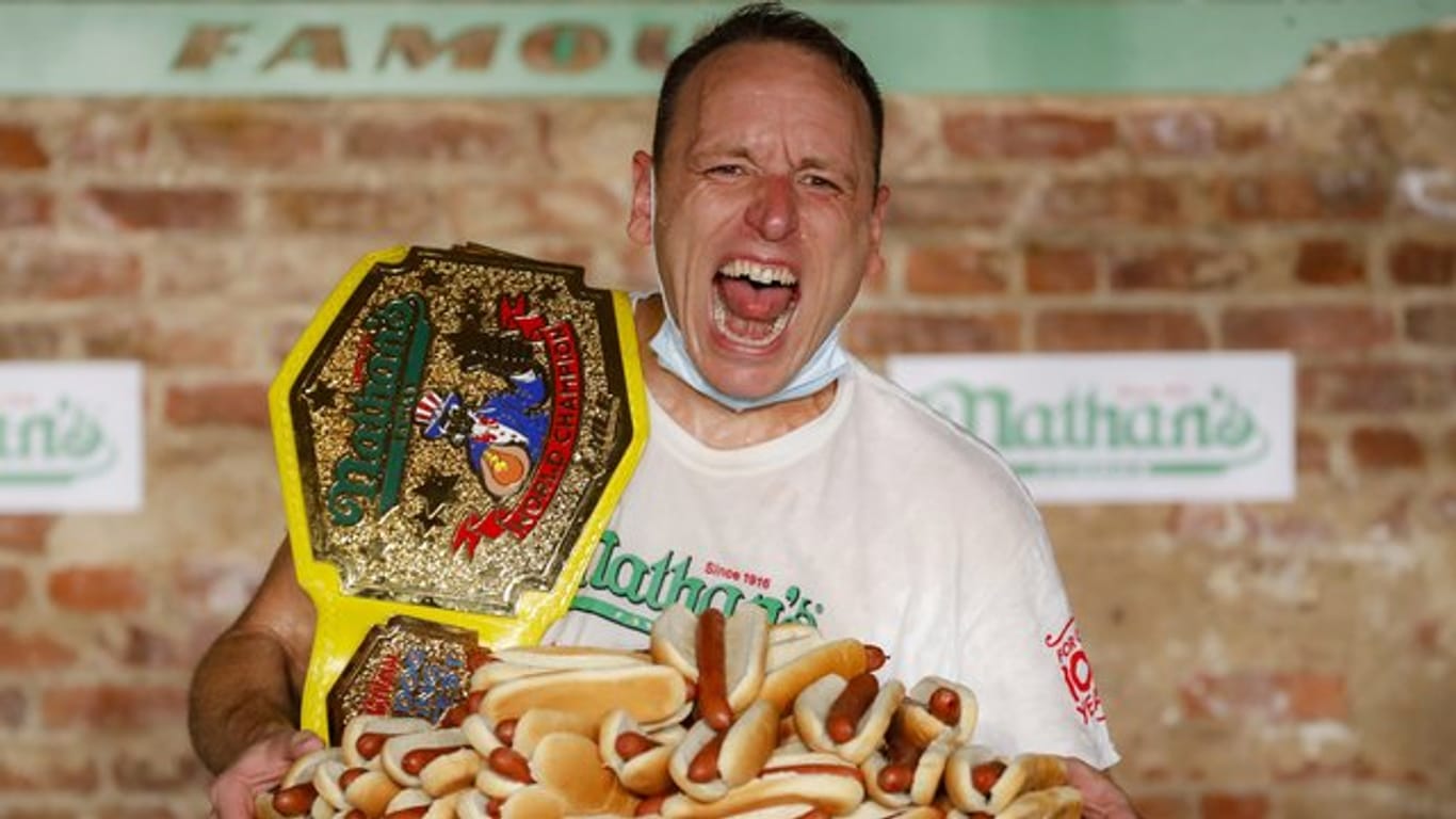 Serien-Champion Joey Chestnut freut sich über seinen neuen Rekord im Hotdog-Wettessen.