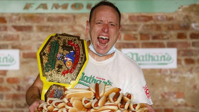 Serien-Champion Joey Chestnut freut sich über seinen neuen Rekord im Hotdog-Wettessen. Serien-Champion Joey Chestnut freut sich über seinen neuen Rekord im Hotdog-Wettessen.