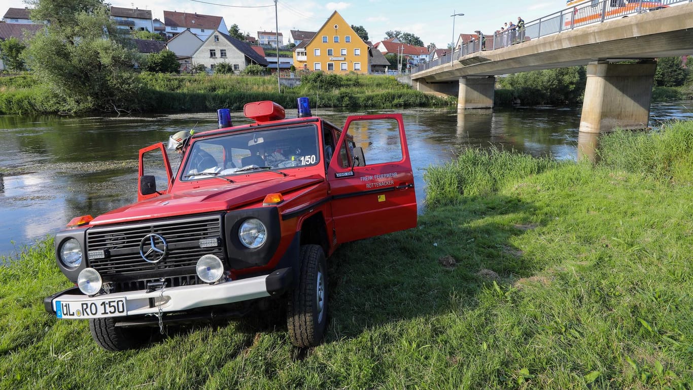 Einsatzfahrzeuge der Feuerwehr und des Rettungsdienst stehen an der Donau: Rettungsdienst und Polizei suchten nach Angaben eines Polizeisprechers mit 118 Kräften nach dem Mann.