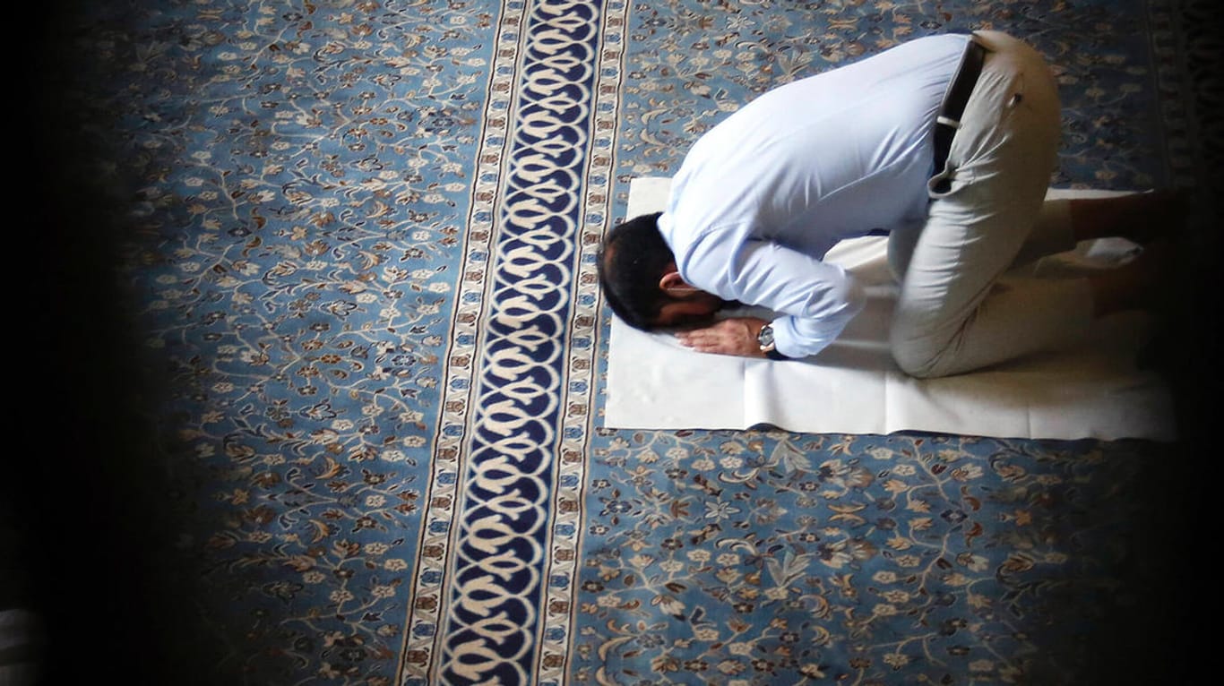 Ein Mann betet in einer Moschee (Symbolbild): "Deutschland ist kein rassistisches Land, aber auch die deutsche Gesellschaft hat ein Problem mit Rassismus", findet Lamya Kaddor.