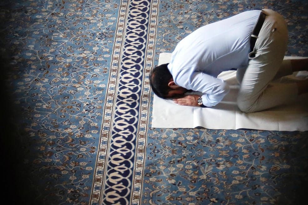 Ein Mann betet in einer Moschee (Symbolbild): "Deutschland ist kein rassistisches Land, aber auch die deutsche Gesellschaft hat ein Problem mit Rassismus", findet Lamya Kaddor.