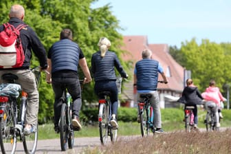 Fahrradfahrer und Spaziergänger: Die Corona-Pandemie hat einer neuen Studie zufolge das Bewegungsverhalten vieler Deutscher verändert.