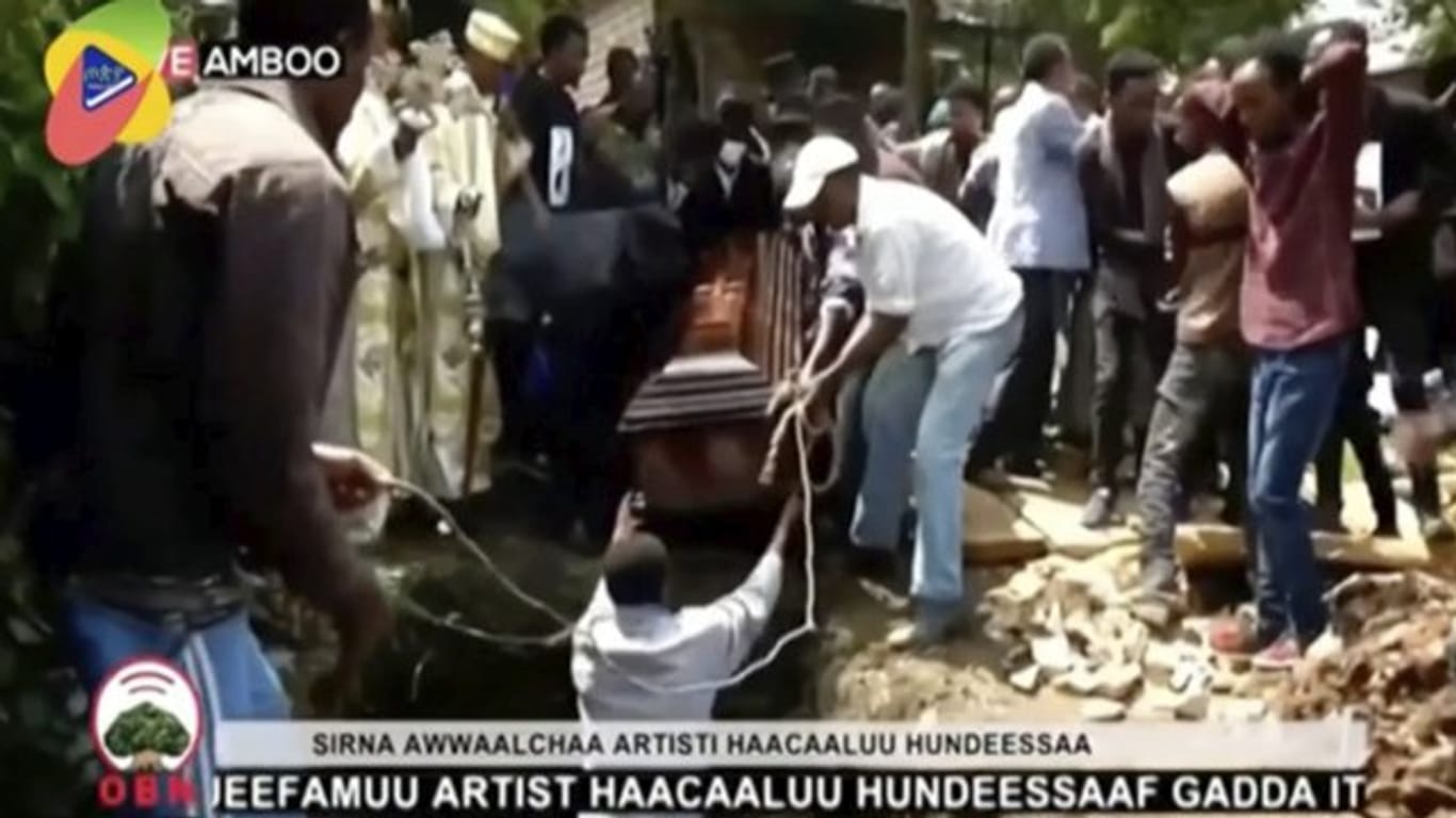 Das Videostandbild zeigt die Beerdigung des Sängers Hachalu Hundessa.