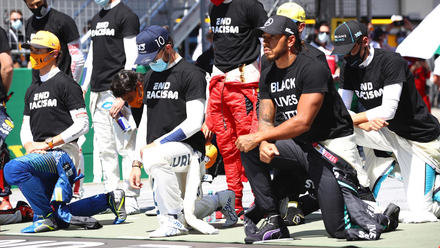 Deutliches Zeichen: Das Fahrerfeld der Formel 1 um Lewis Hamilton vor dem Rennen.