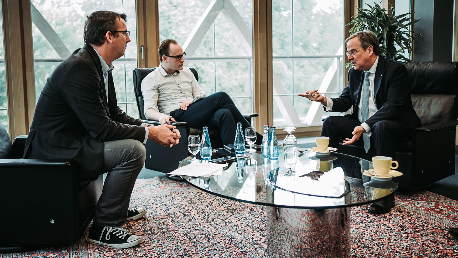 Von links: t-online.de-Vizechefredakteur Peter Schink, Politikreporter Tim Kummert und NRW-Ministerpräsident Armin Laschet beim Interview in der Landesvertretung von Nordrhein-Westfalen in Berlin.