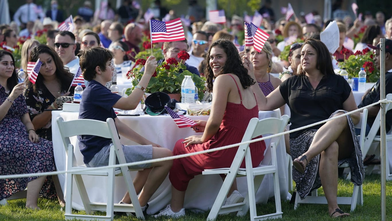 Gäste von US-Präsident Donald Trump feiern am 4. Juli am Weißen Haus den Unabhängigkeitstag. Einen Mundschutz trägt fast niemand.