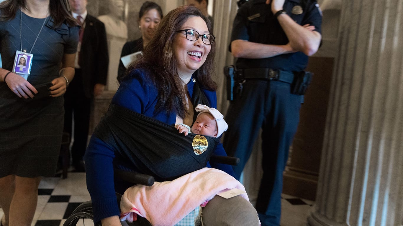Tammy Duckworth mit ihrer Tochter im US-Senat: die einzige Asian-American auf der Liste.