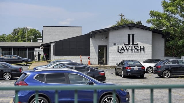 Autos stehen vor dem Lavish Night Club in South Carolina. Autos stehen vor dem Lavish Night Club in South Carolina.