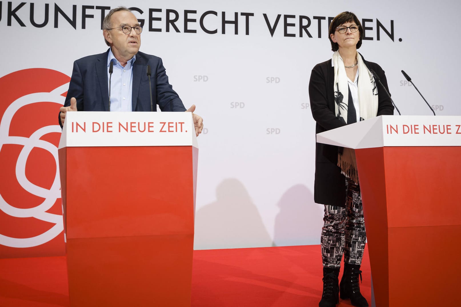 SPD-Vorsitzende Walter-Borjans (li.) und Esken: Die Partei sucht noch einen Kanzlerkandidaten.