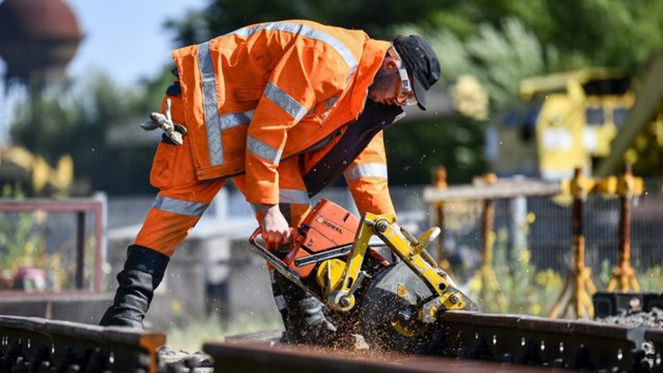 Schutzkleidung ist Pflicht, damit die Arbeit auch sicher vonstatten geht: Noah Klunte ist angehender Gleisbauer bei der Deutschen Bahn.