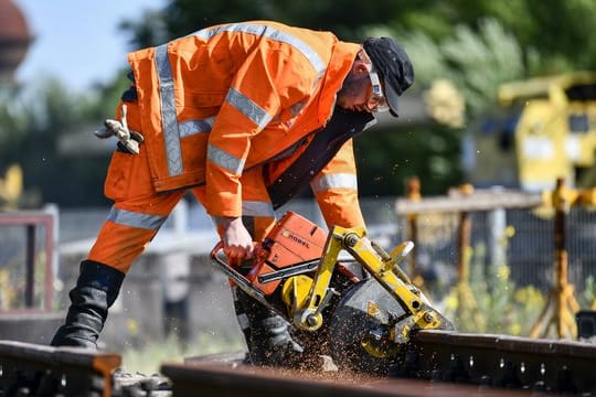 Schutzkleidung ist Pflicht, damit die Arbeit auch sicher vonstatten geht: Noah Klunte ist angehender Gleisbauer bei der Deutschen Bahn.