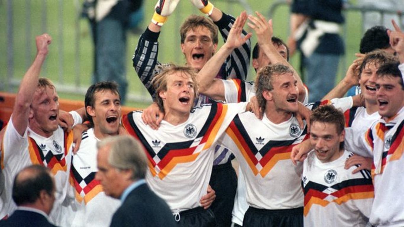 Die deutsche Nationalmannschaft jubelt 1990 über den Gewinn der Fußball-WM im Olympiastadion von Rom.