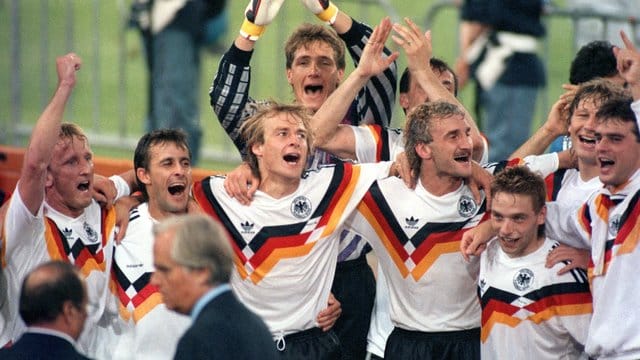 Die deutsche Nationalmannschaft jubelt 1990 über den Gewinn der Fußball-WM im Olympiastadion von Rom. Die deutsche Nationalmannschaft jubelt 1990 über den Gewinn der Fußball-WM im Olympiastadion von Rom.