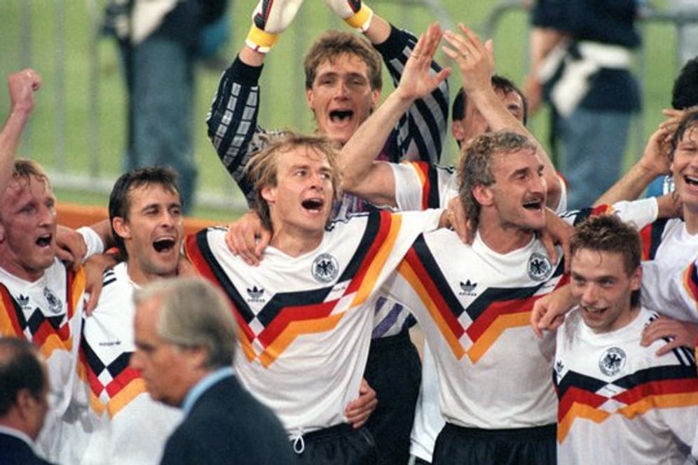 Die deutsche Nationalmannschaft jubelt 1990 über den Gewinn der Fußball-WM im Olympiastadion von Rom.