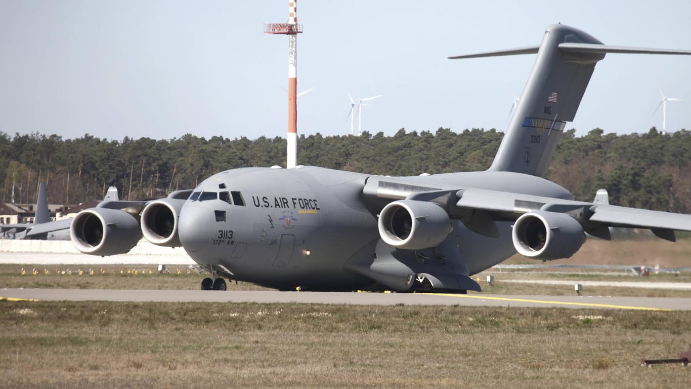 Ein Flugzeug der US-Armee in Ramstein: Der US-Präsident will 9.500 Soldaten aus Deutschland abziehen.