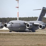 Ein Flugzeug der US-Armee in Ramstein: Der US-Präsident will 9.500 Soldaten aus Deutschland abziehen.