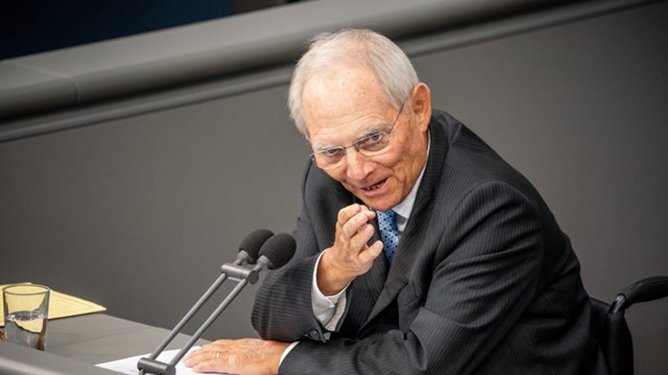 Das Thema Migration hat nach Ansicht von Bundestagspräsident Wolfgang Schäuble über der Corona-Krise nichts von seiner Brisanz verloren.