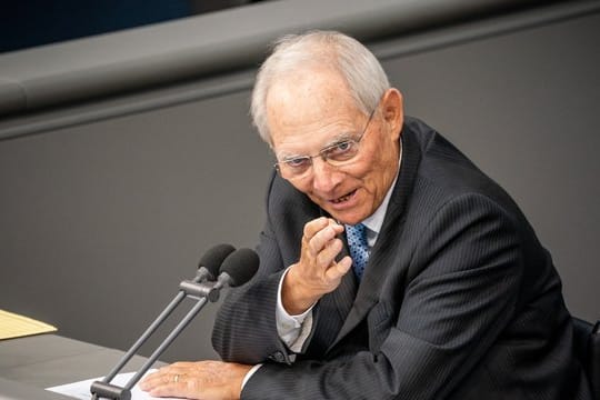 Das Thema Migration hat nach Ansicht von Bundestagspräsident Wolfgang Schäuble über der Corona-Krise nichts von seiner Brisanz verloren.
