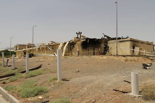 Ein von einem Feuer stark beschädigtes Gebäude der iranischen Atomanlage Natans.