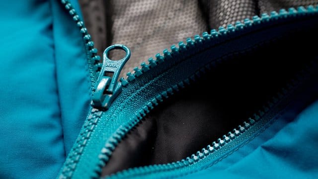 Detail einer Outdoor-Jacke.