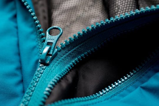 Detail einer Outdoor-Jacke.