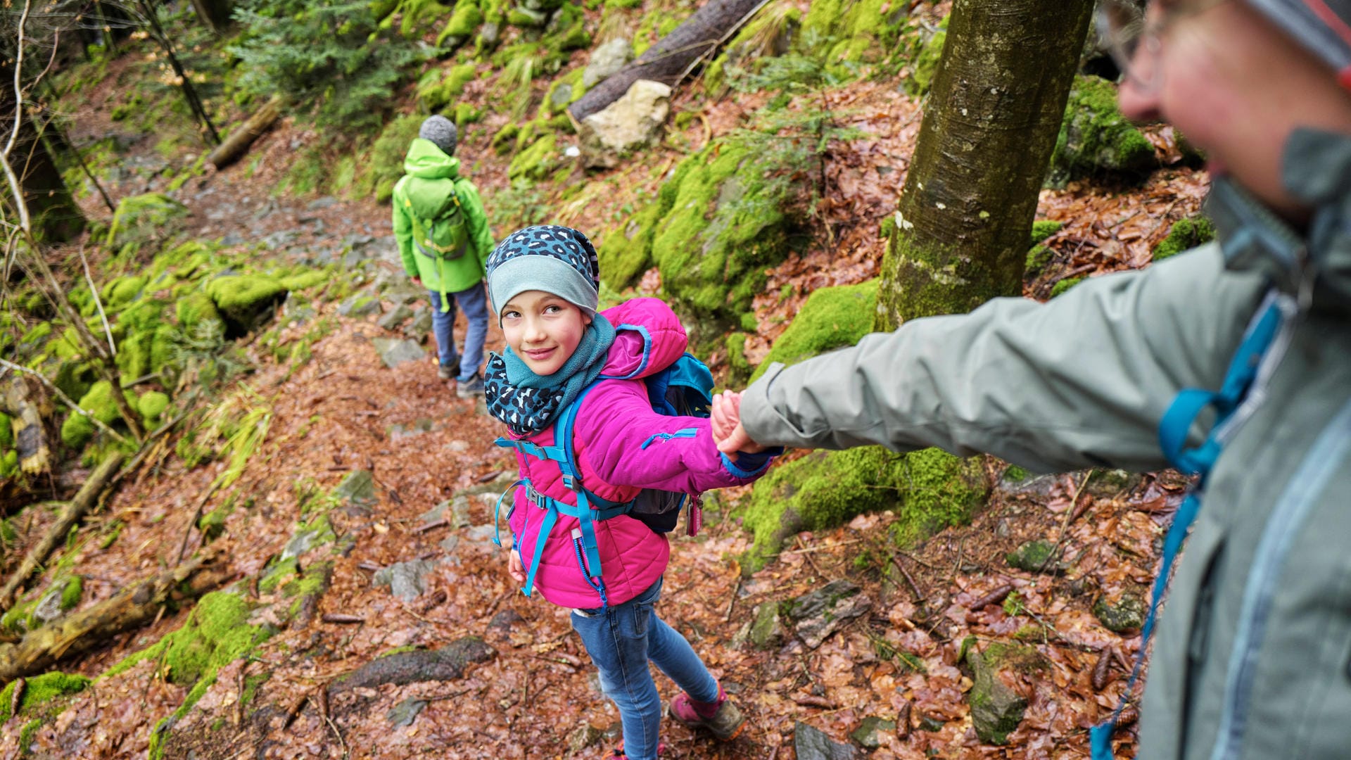 Familie im Wald: Die gefährlichen Stoffe stecken zum Beispiel in Outdoor-Kleidung.