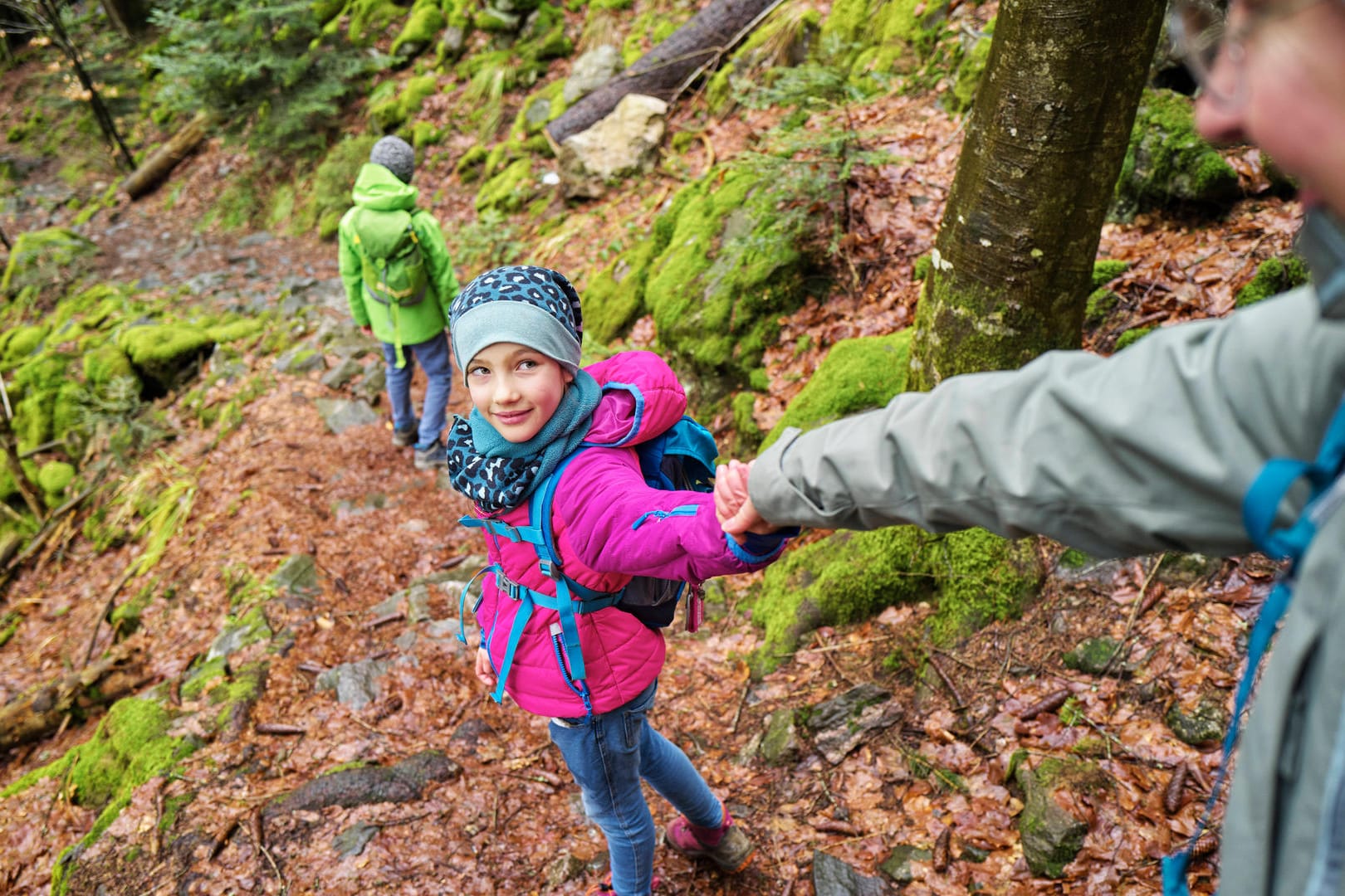 Familie im Wald: Die gefährlichen Stoffe stecken zum Beispiel in Outdoor-Kleidung.