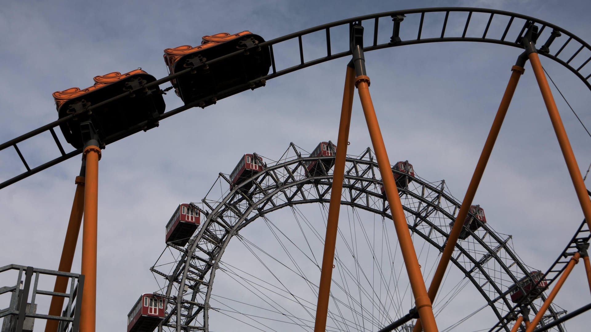 Symbolbild Achterbahn: Eine 32-Jährige verunglückte in einem französischen Freizeitpark.