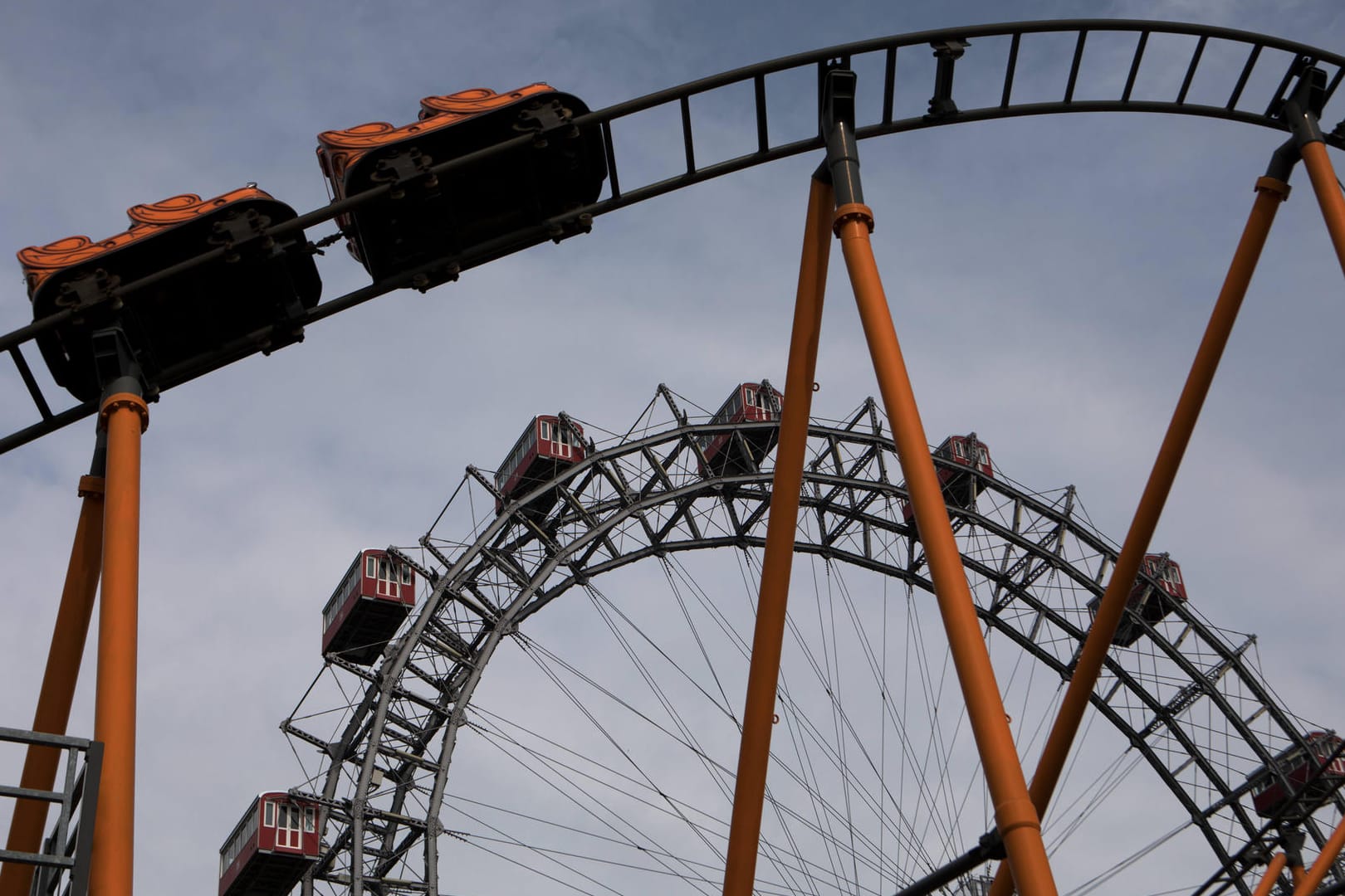 Symbolbild Achterbahn: Eine 32-Jährige verunglückte in einem französischen Freizeitpark.