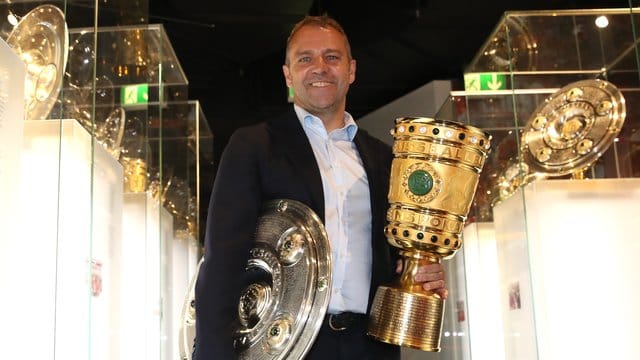 Coach Hansi Flick übergibt die Meisterschale und den Pokal an das Museum des FC Bayern München.
