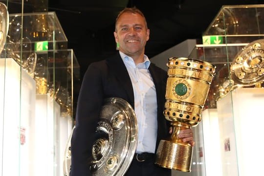 Coach Hansi Flick übergibt die Meisterschale und den Pokal an das Museum des FC Bayern München.