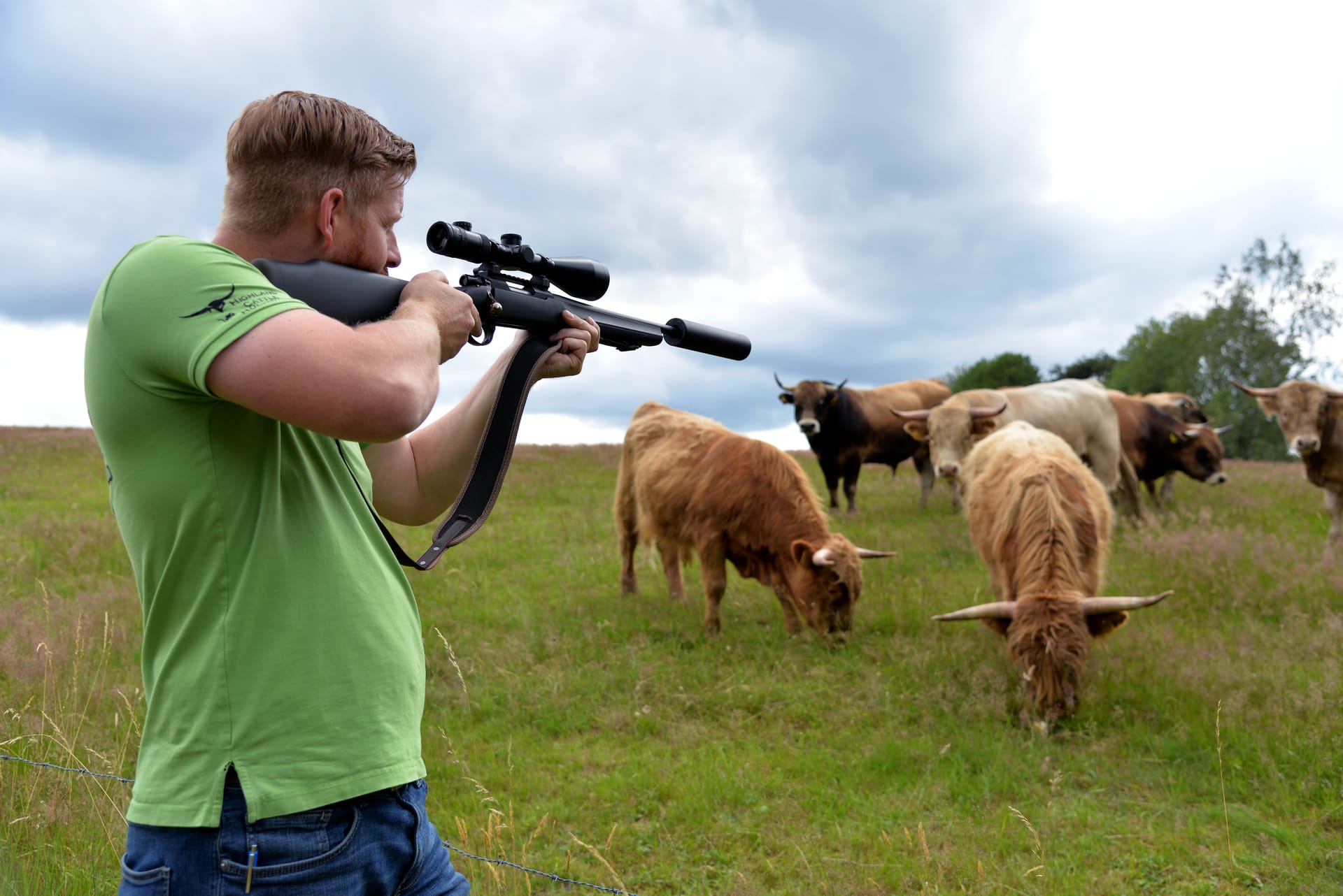 Christian Grommes deutet in einer gestellten Szene an, wie er mit dem "Weideschuss" ein Tier direkt auf der Weide schießt: Er ist einer der wenigen Landwirte in Deutschland, die das Tier auf diese Weise töten.
